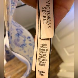 never been worn, Victoria’s Secret bra.